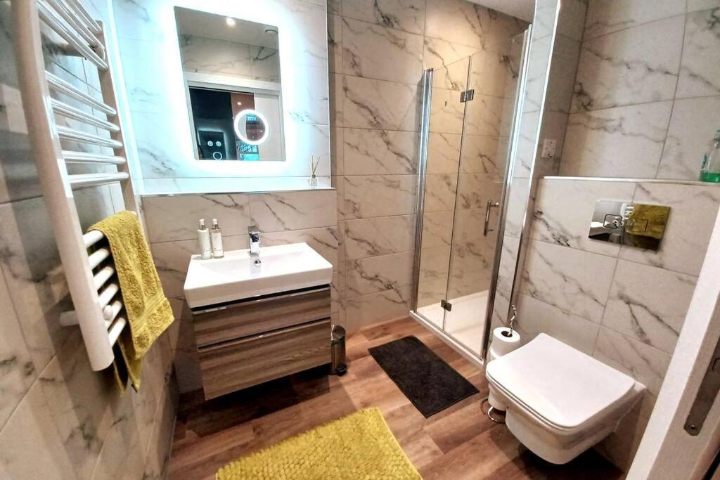 Bright, Spacious And Modern, Garden Flat In Windsor, Private Entrance, Free Parking, Ev Point, Garden View, Close To Legoland, Great Park, Ascot, Heathrow