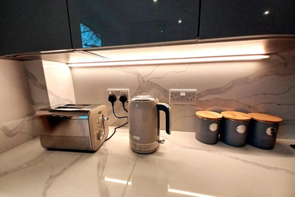 Bright, Spacious And Modern, Garden Flat In Windsor, Private Entrance, Free Parking, Ev Point, Garden View, Close To Legoland, Great Park, Ascot, Heathrow Apartment *