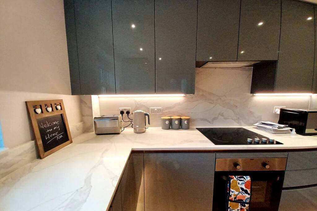 Apartment Bright, Spacious And Modern, Garden Flat In Windsor, Private Entrance, Free Parking, Ev Point, Garden View, Close To Legoland, Great Park, Ascot, Heathrow