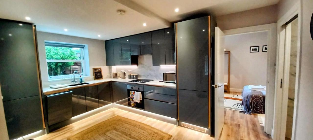 Apartment Bright, Spacious And Modern, Garden Flat In Windsor, Private Entrance, Free Parking, Ev Point, Garden View, Close To Legoland, Great Park, Ascot, Heathrow *