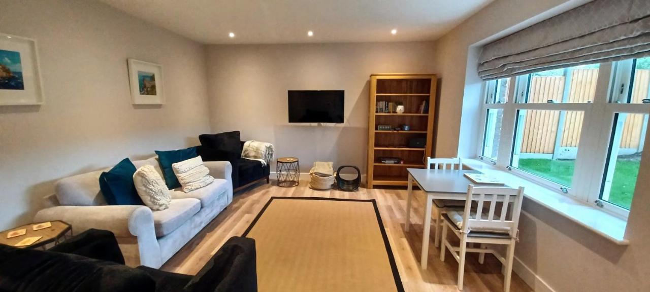 Bright, Spacious And Modern, Garden Flat In Windsor, Private Entrance, Free Parking, Ev Point, Garden View, Close To Legoland, Great Park, Ascot, Heathrow Apartment *