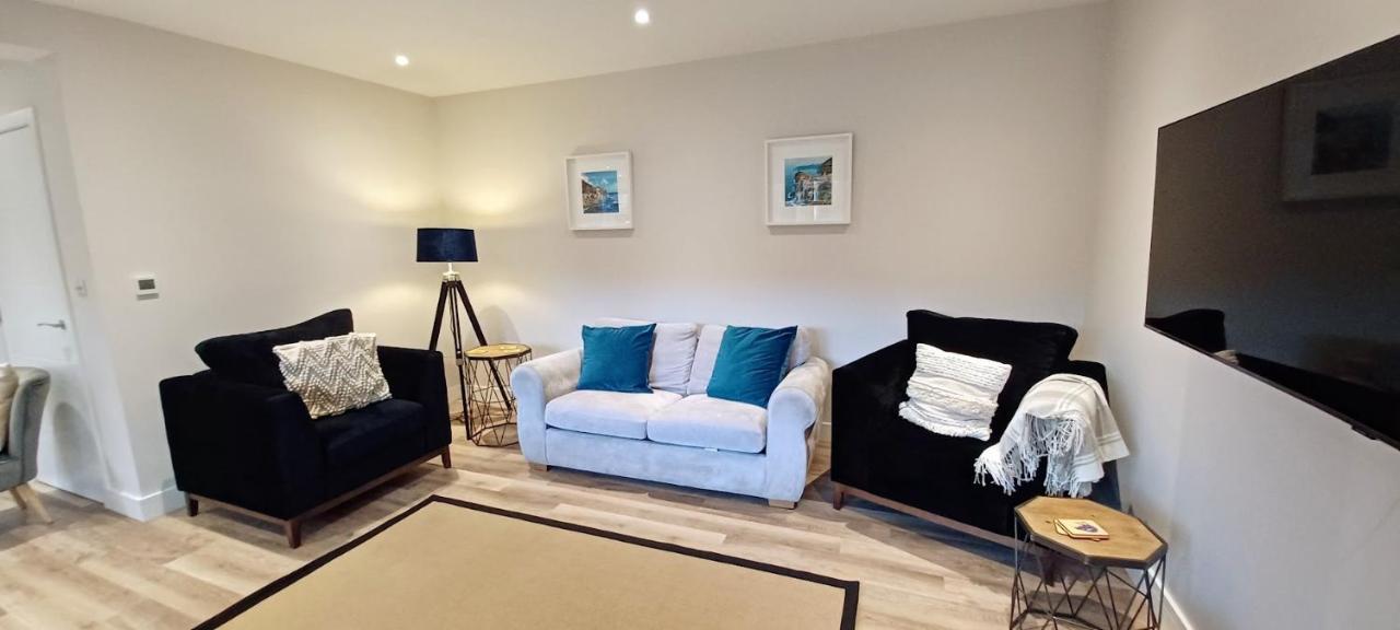 Bright, Spacious And Modern, Garden Flat In Windsor, Private Entrance, Free Parking, Ev Point, Garden View, Close To Legoland, Great Park, Ascot, Heathrow *