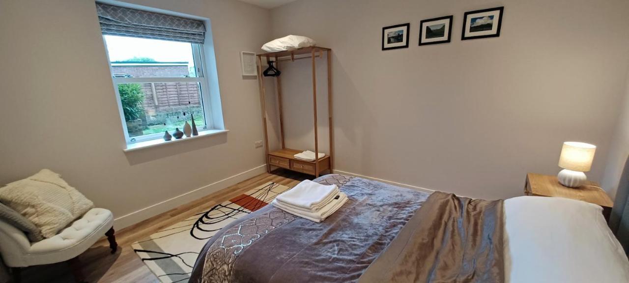 Bright, Spacious And Modern, Garden Flat In Windsor, Private Entrance, Free Parking, Ev Point, Garden View, Close To Legoland, Great Park, Ascot, Heathrow Windsor