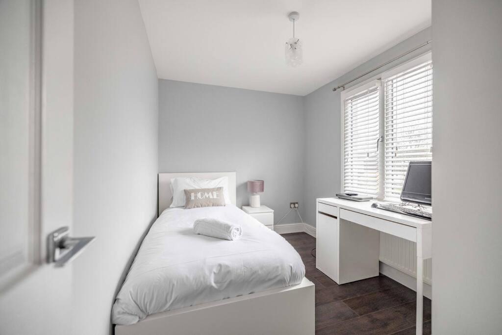 Holiday home Windsor, 5 Mins To Legoland, Driveway *