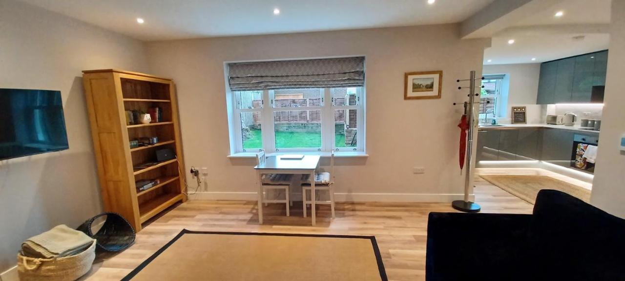 Apartment Bright, Spacious And Modern, Garden Flat In Windsor, Private Entrance, Free Parking, Ev Point, Garden View, Close To Legoland, Great Park, Ascot, Heathrow