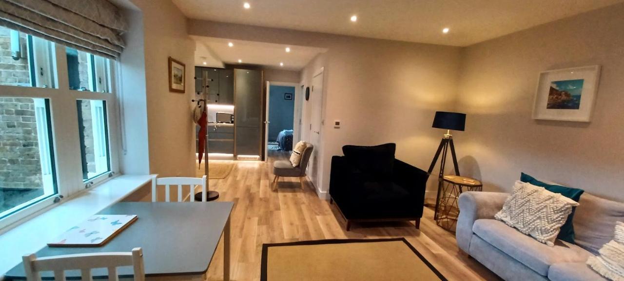 Bright, Spacious And Modern, Garden Flat In Windsor, Private Entrance, Free Parking, Ev Point, Garden View, Close To Legoland, Great Park, Ascot, Heathrow Windsor