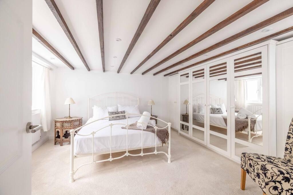 Prime Location, Walk To Castle & Shops Apartment