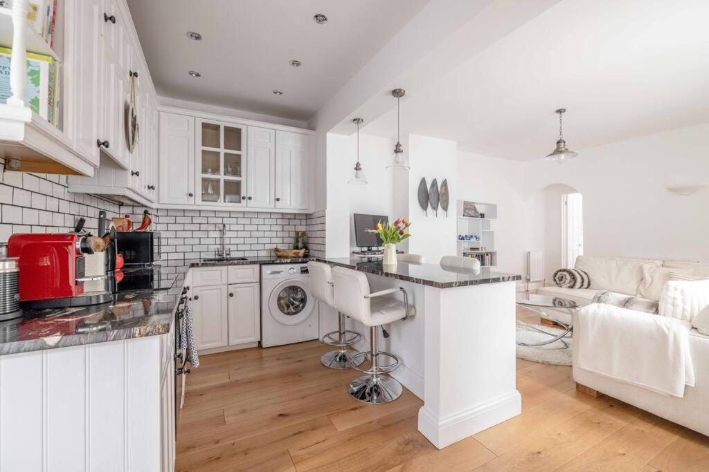 Prime Location, Walk To Castle & Shops