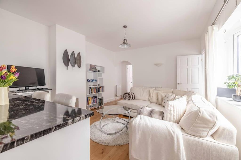 Prime Location, Walk To Castle & Shops Windsor