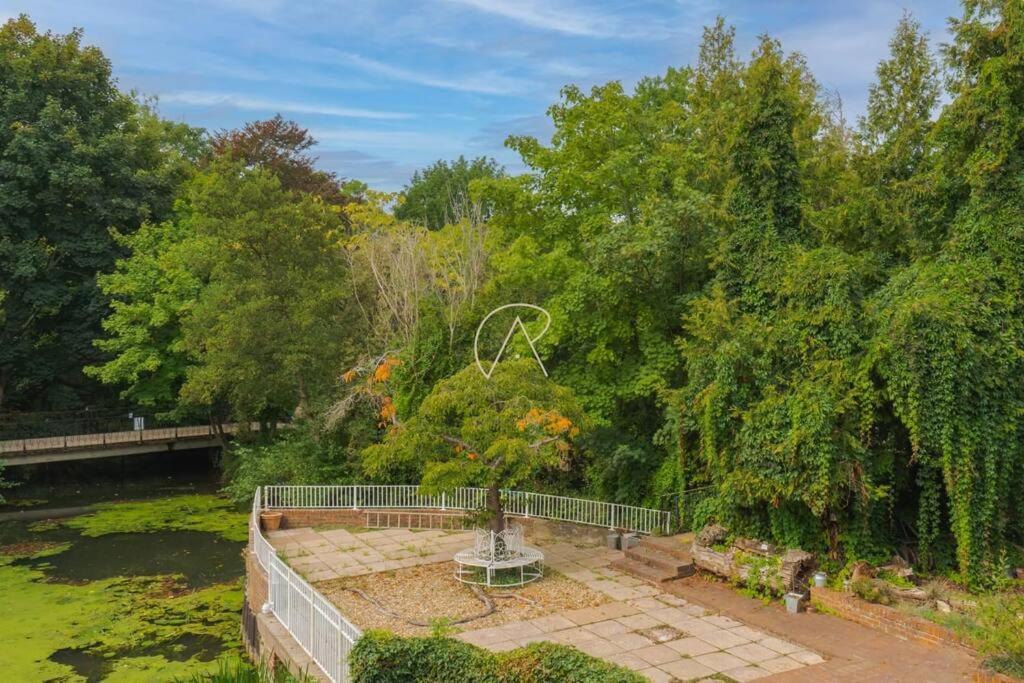 Casa de férias The Old Mill House, Riverside Hidden Gem! Windsor