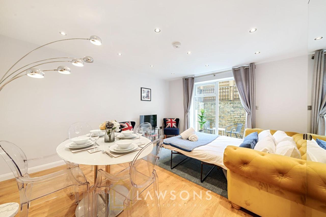 Stylish Living By Lawsons - Parking & 3 En