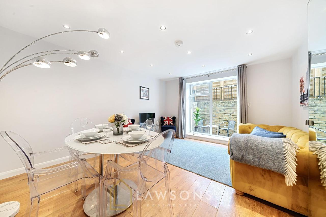 Stylish Living By Lawsons - Parking & 3 En