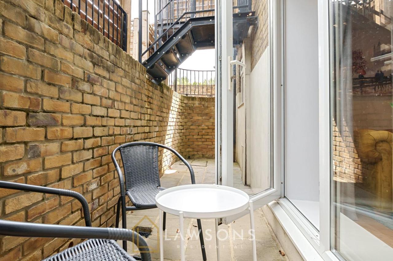 Stylish Living By Lawsons - Parking & 3 En