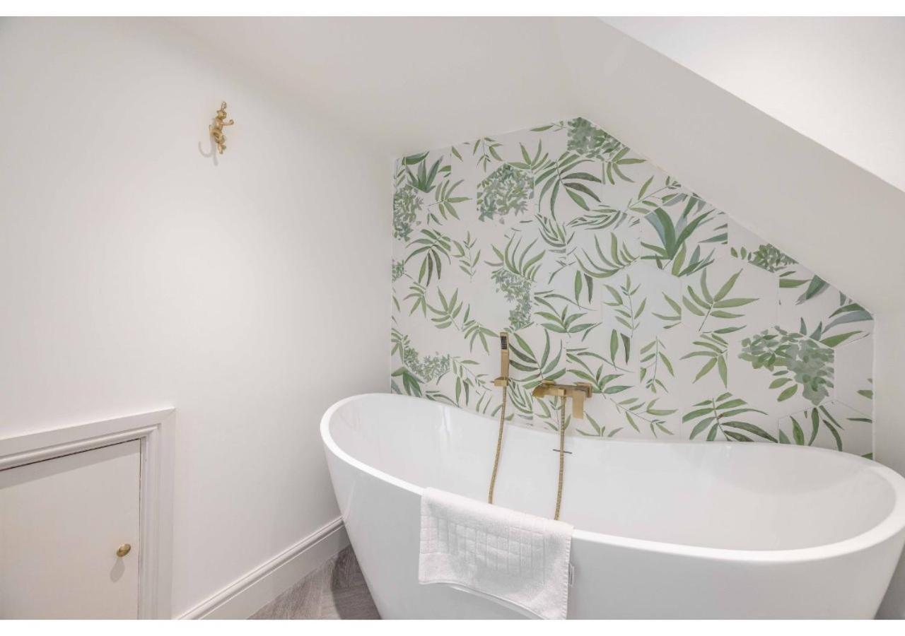 Charming 2 Bed/2 Bath Flat By The Long Walk Apartment *