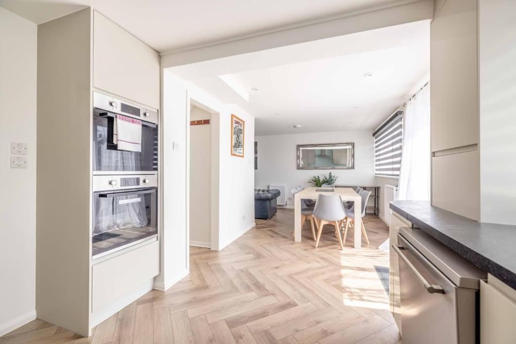Charming 3bed 3bath In With Parking! Holiday home Windsor