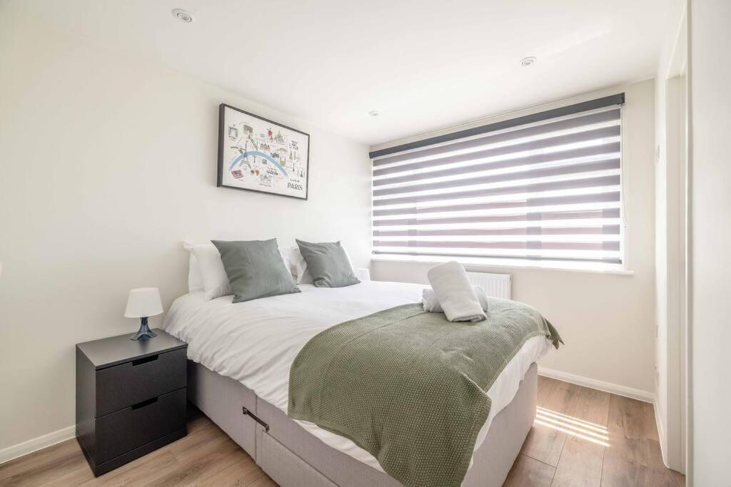 Charming 3bed 3bath In With Parking! *