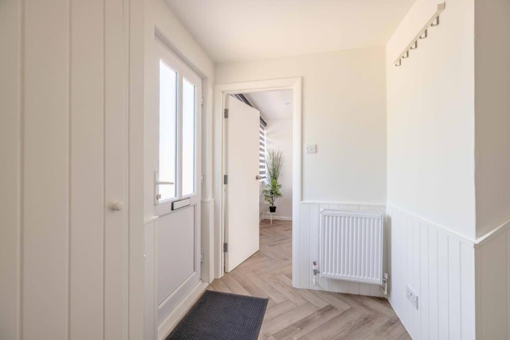 Charming 3bed 3bath In With Parking! * Windsor