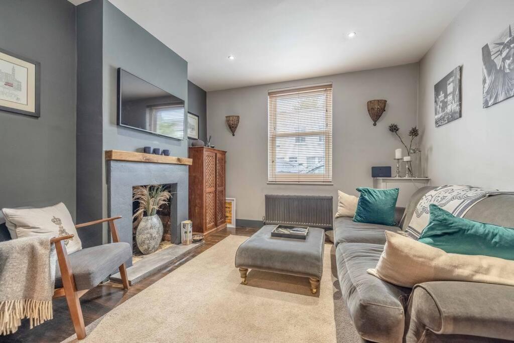 Stylish 2-bed House With Office And Private Garden Holiday home *