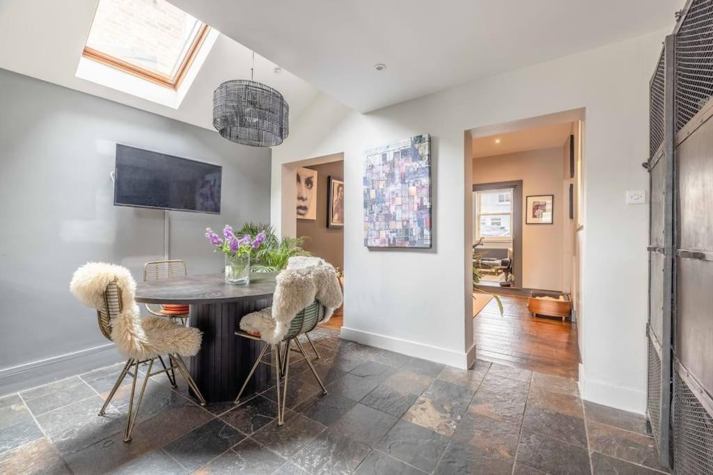 Stylish 2-bed House With Office And Private Garden Windsor