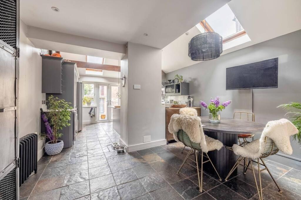 Holiday home Stylish 2-bed House With Office And Private Garden *