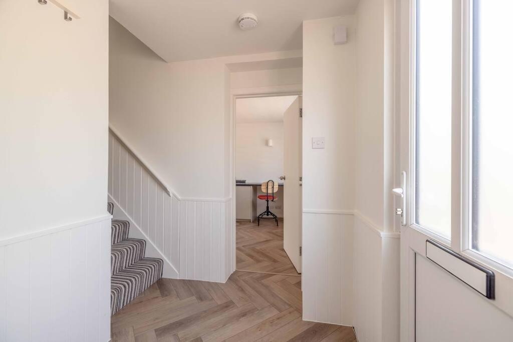 Charming 3bed 3bath In With Parking! * Windsor