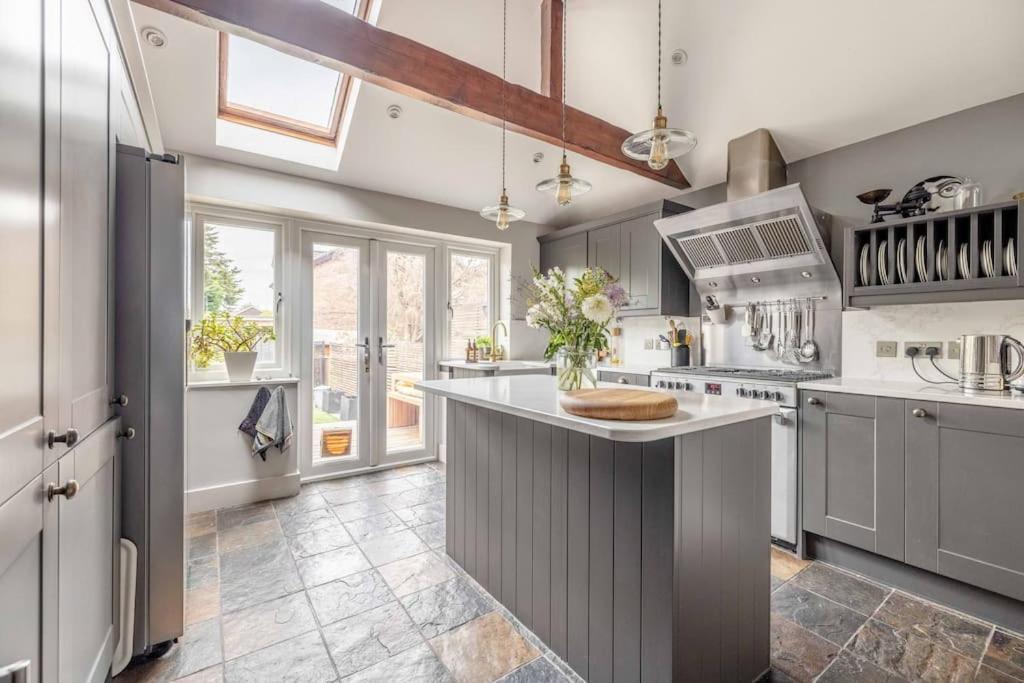 Stylish 2-bed House With Office And Private Garden Holiday home Windsor