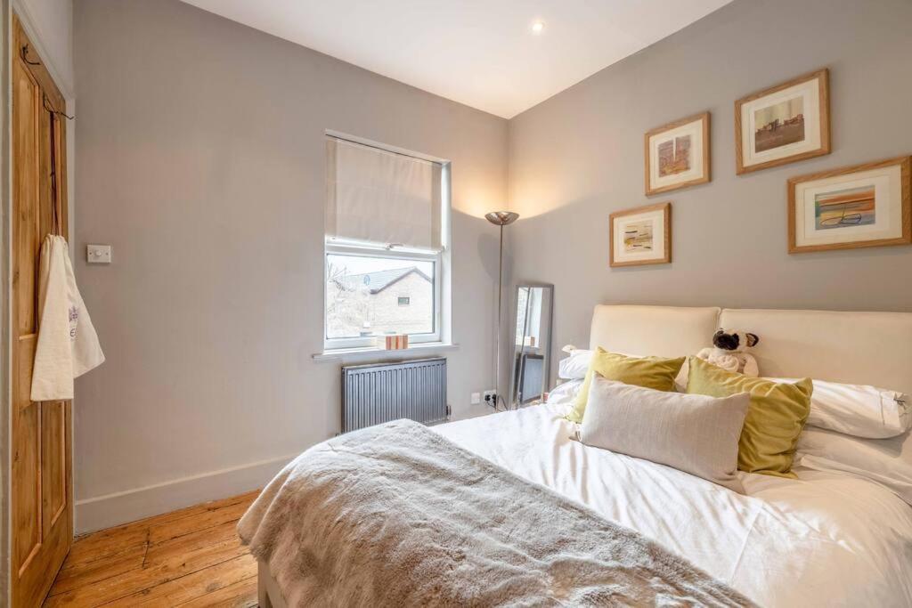 Holiday home Stylish 2-bed House With Office And Private Garden *