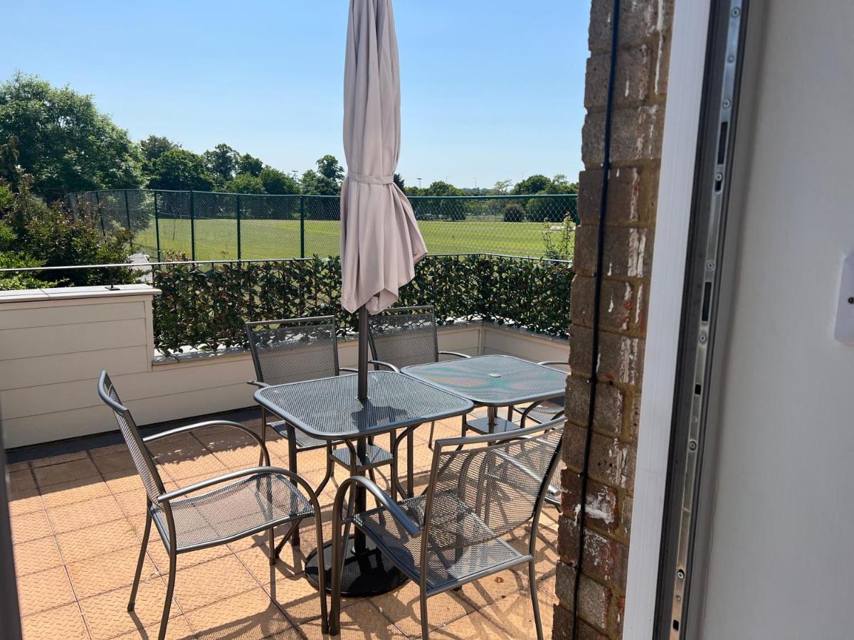 Charming 3bed 3bath In With Parking! Holiday home Windsor