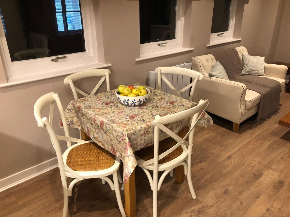 Apartment The Courtyard 2 Bedroom Apartments In Central Windsor With Parking *