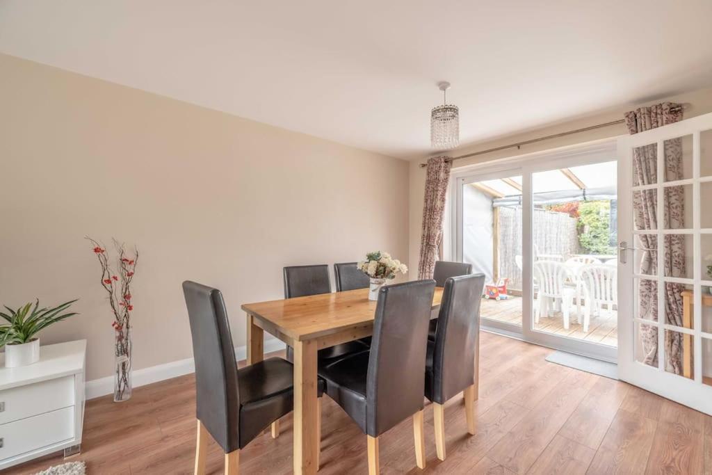 Holiday home 3-bed Family With Parking & Large Garden *