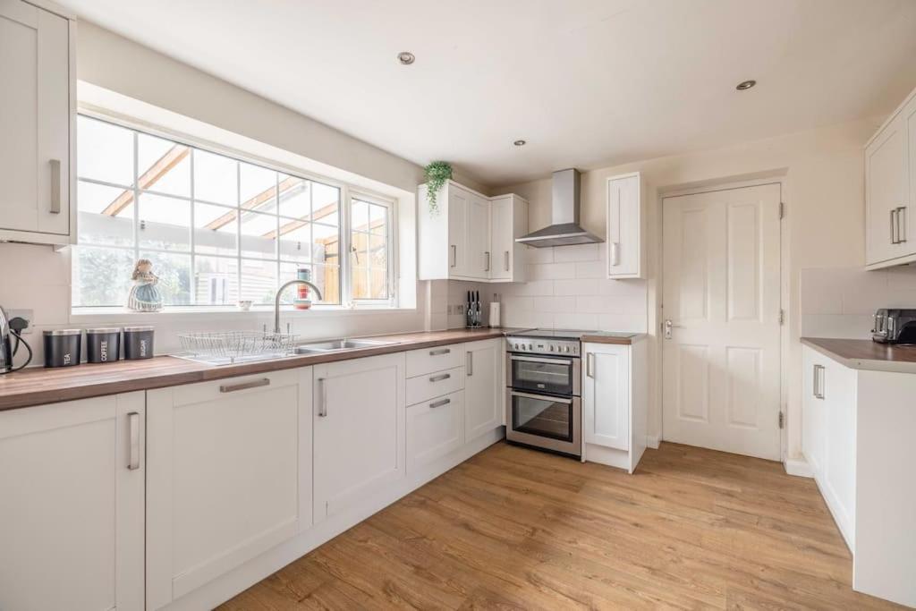 3-bed Family With Parking & Large Garden