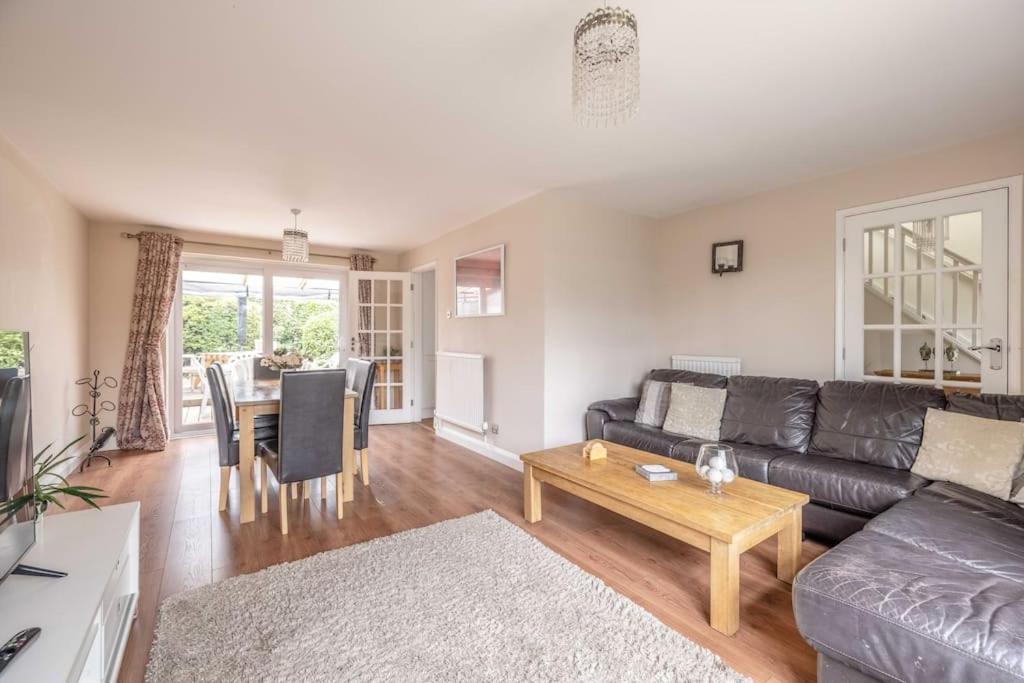 3-bed Family With Parking & Large Garden Holiday home