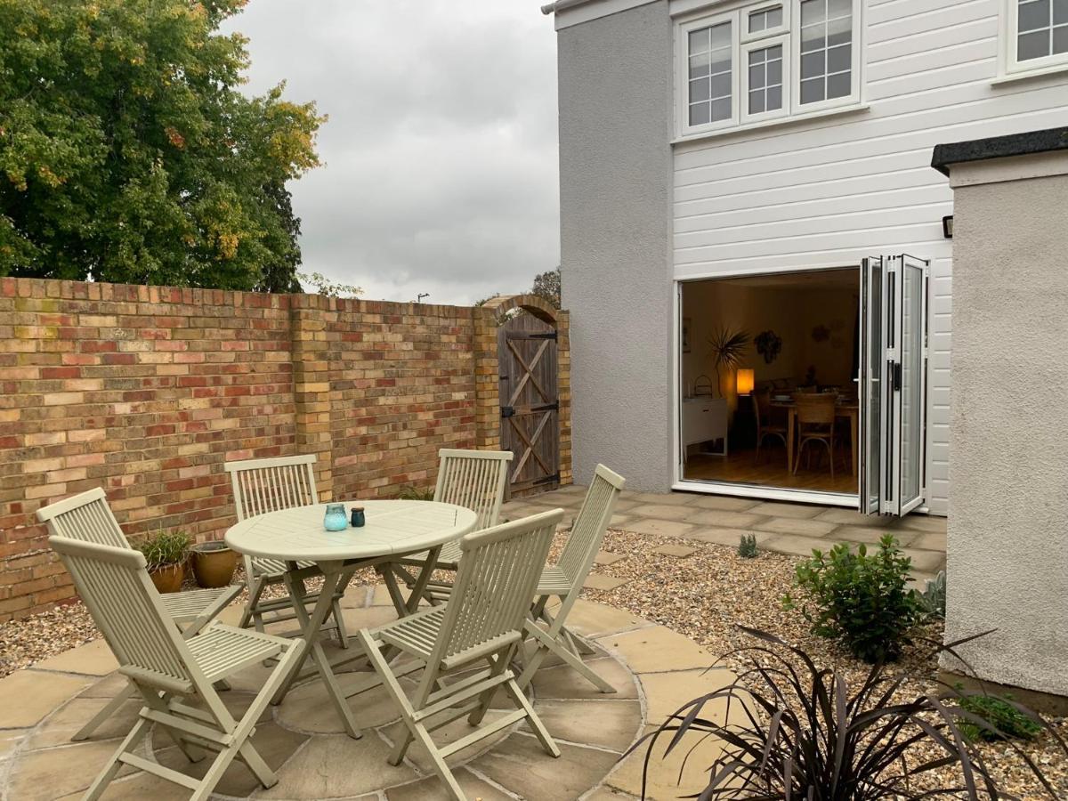 3 Bedroom House With Parking And Garden *