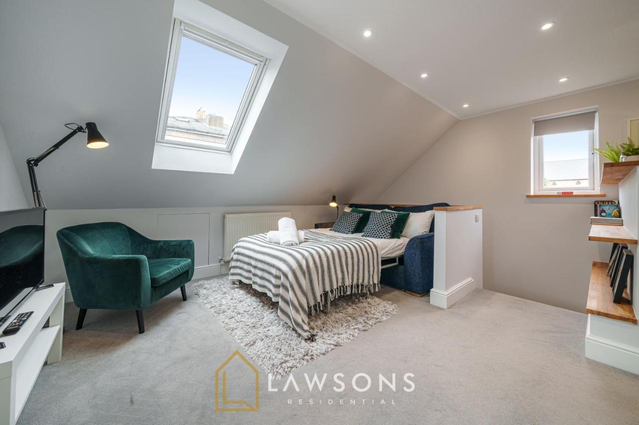 Loft Living By Lawsons With Parking Apartment Windsor