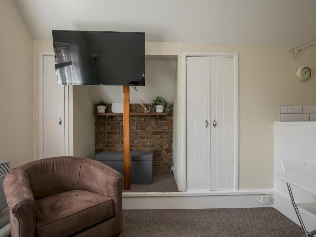 Pass The Keys Elegant 1 Bedroom Flat With Sofa Bed In Manor House Windsor