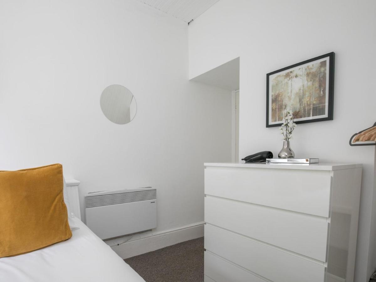 Pass The Keys Elegant 1 Bedroom Flat With Sofa Bed In Manor House Apartment