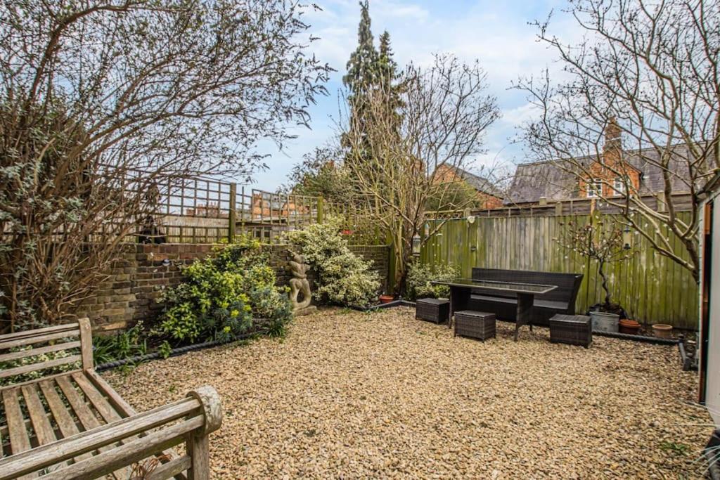 Charming 1 Bedroom Retreat In Apartment *