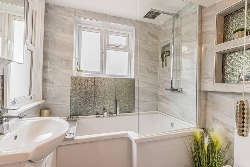 Charming 1 Bedroom Retreat In Apartment