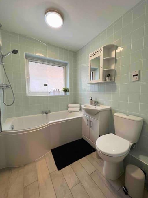 Apartment Gate Retreat: 2-bed With Parking