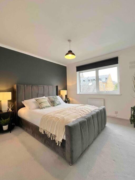 Apartment Gate Retreat: 2-bed With Parking