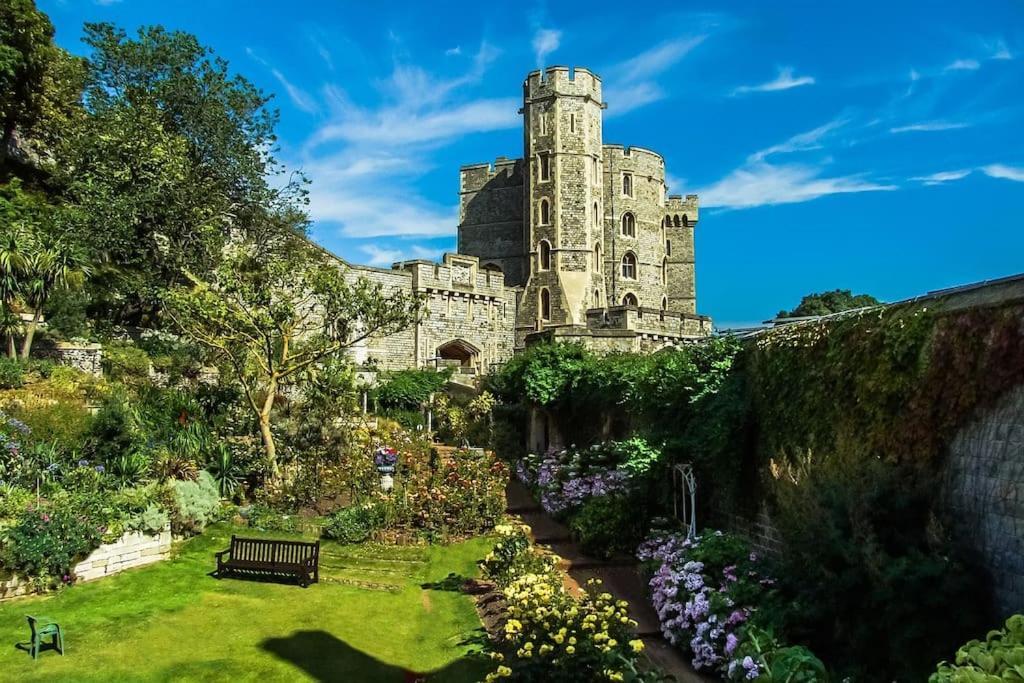 Apartment Gate Retreat: 2-bed With Parking *