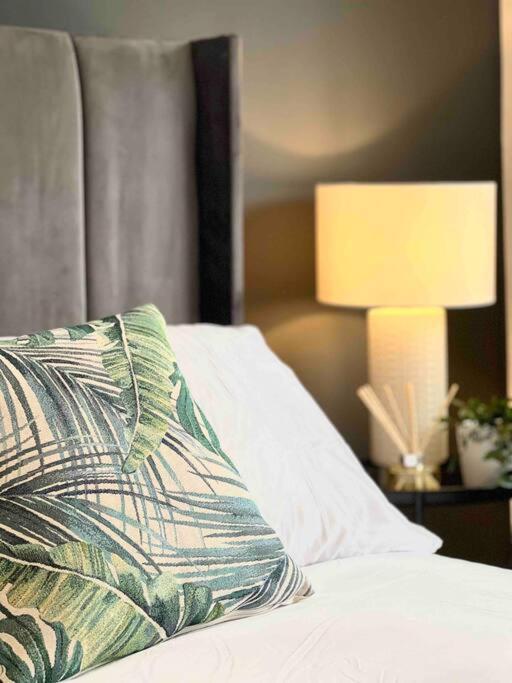 Gate Retreat: 2-bed With Parking Apartment Windsor