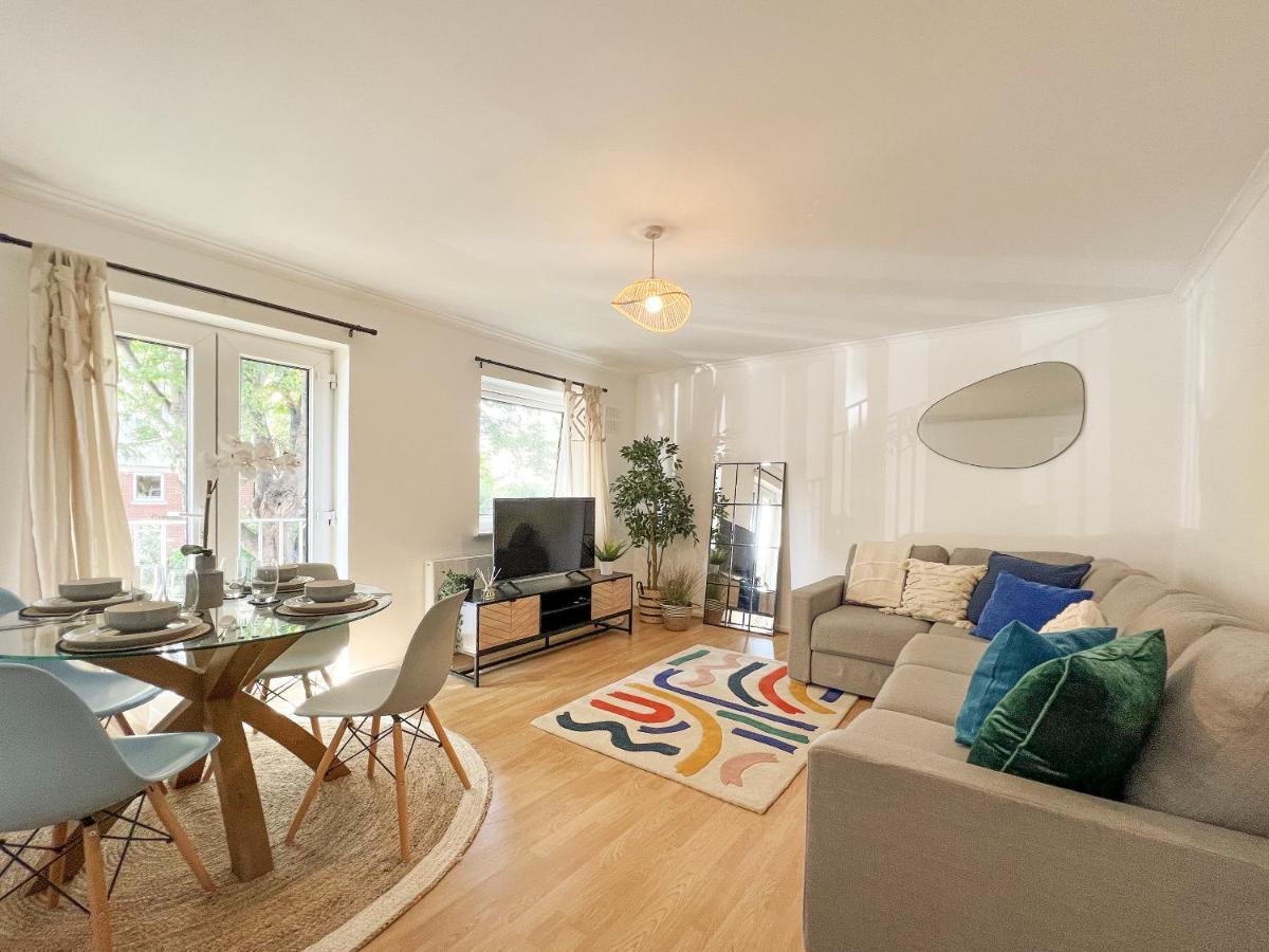 Apartment Gate Retreat: 2-bed With Parking