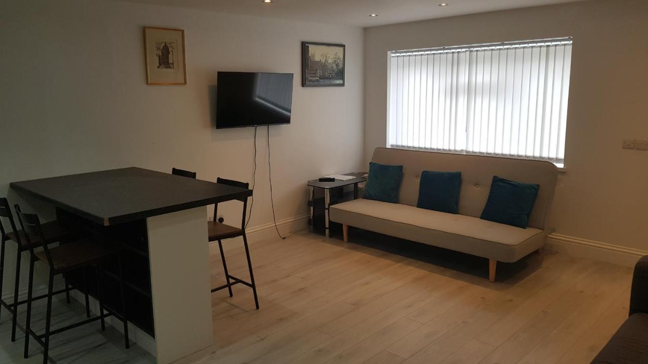 Apartment 2 Bedroom Flat With Free Parking Windsor