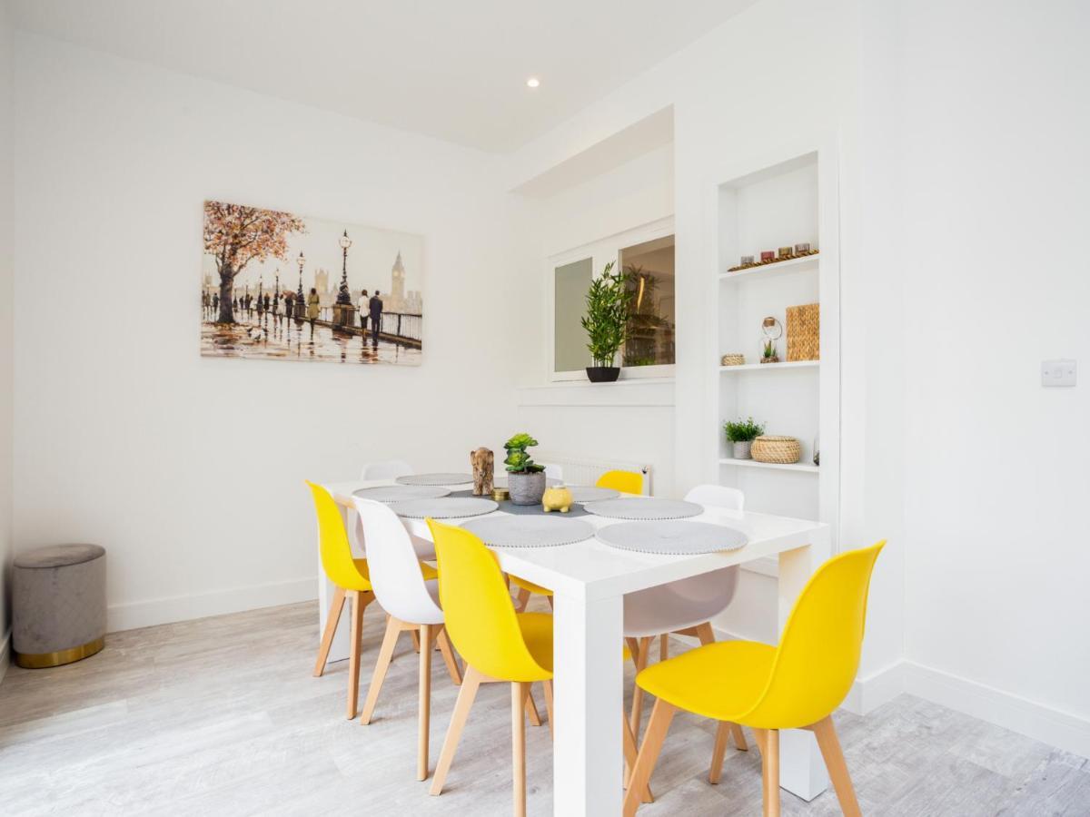 Large Modern Family Holiday home Windsor