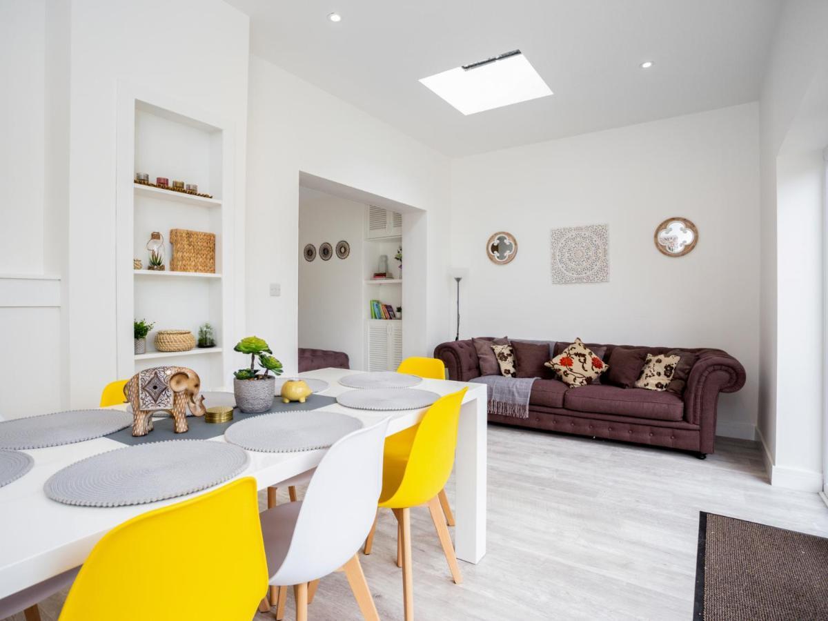 Holiday home Large Modern Family