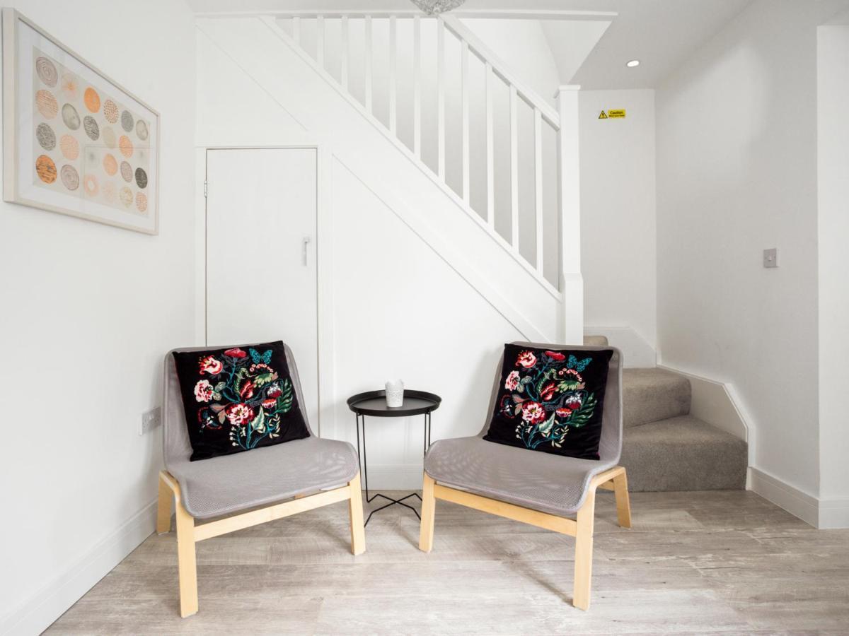 Large Modern Family Windsor
