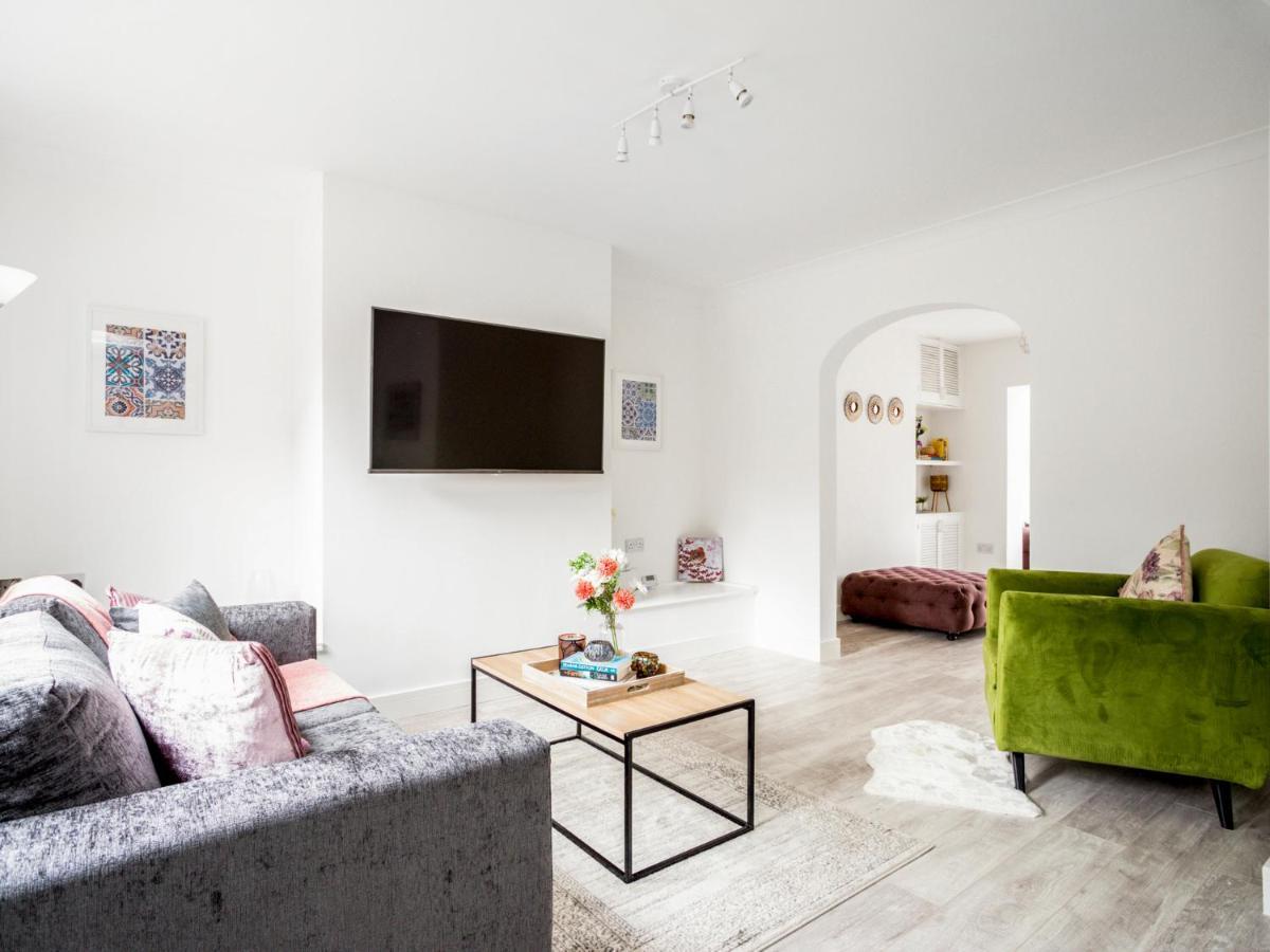 Large Modern Family Windsor