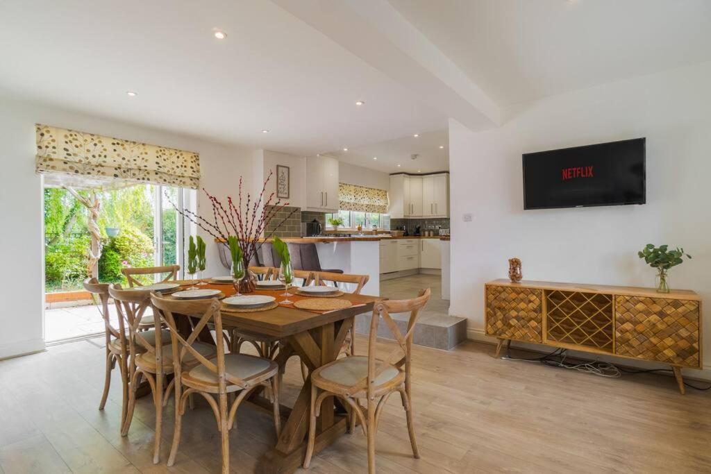 Spacious 4bed Home: Elegant Garden & Parking * Windsor