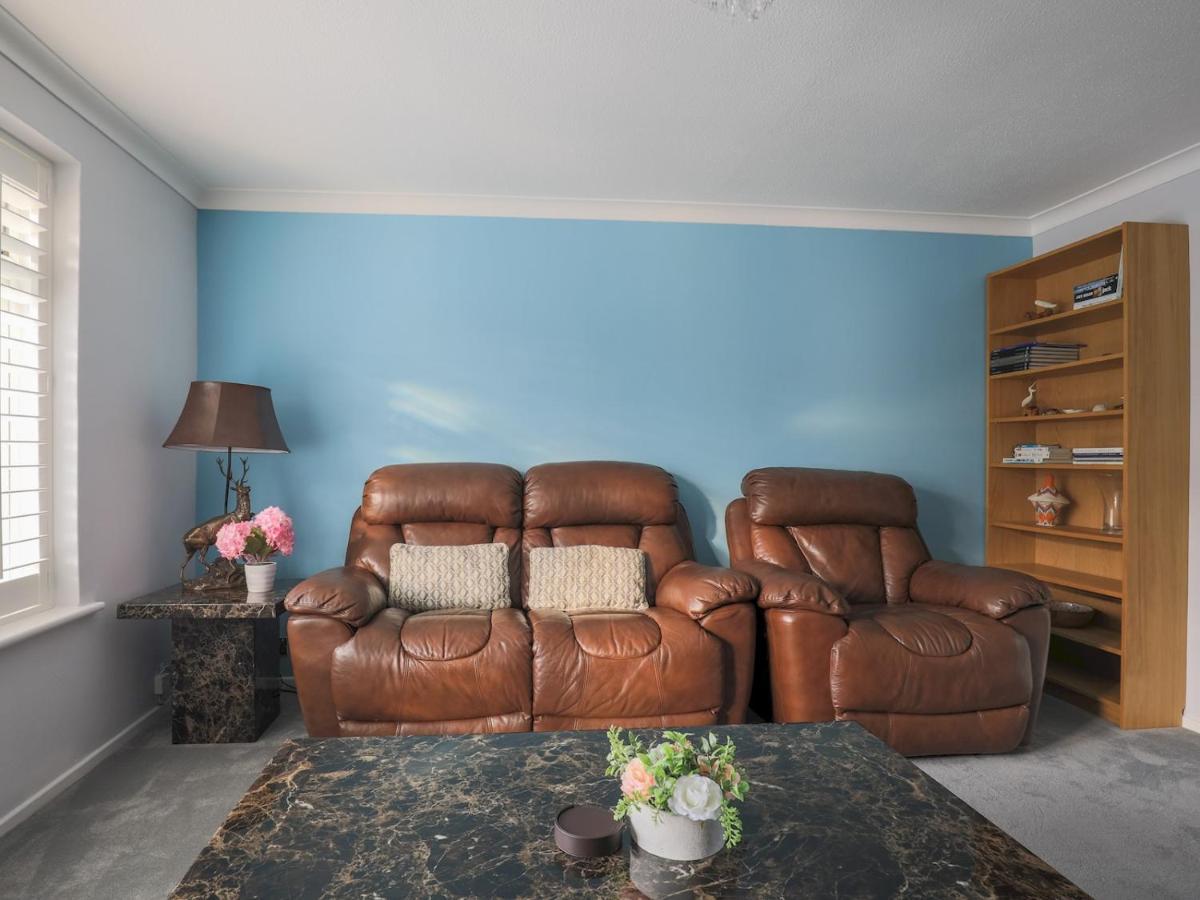 Pass The Keys Spacious 2 Bed Apartment Windsor